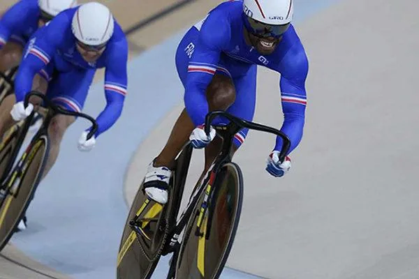 A group of men in blue cycling gearDescription automatically generated