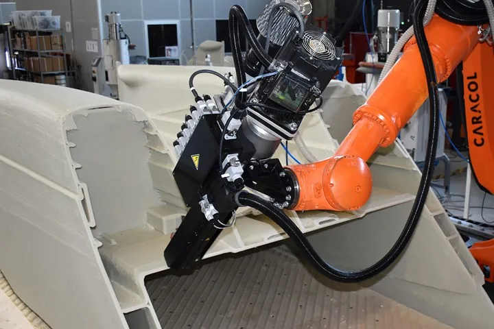 Caracol AM Heron robotic manufacturing system