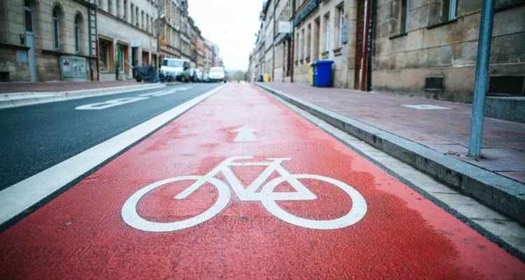 A bicycle lane with a sign on itDescription automatically generated