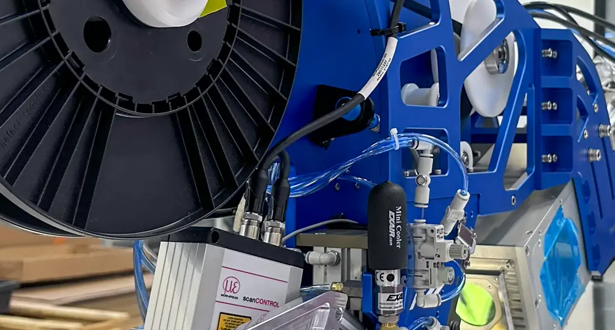 Laser line scanner, process sensors and material feed on an AFP head