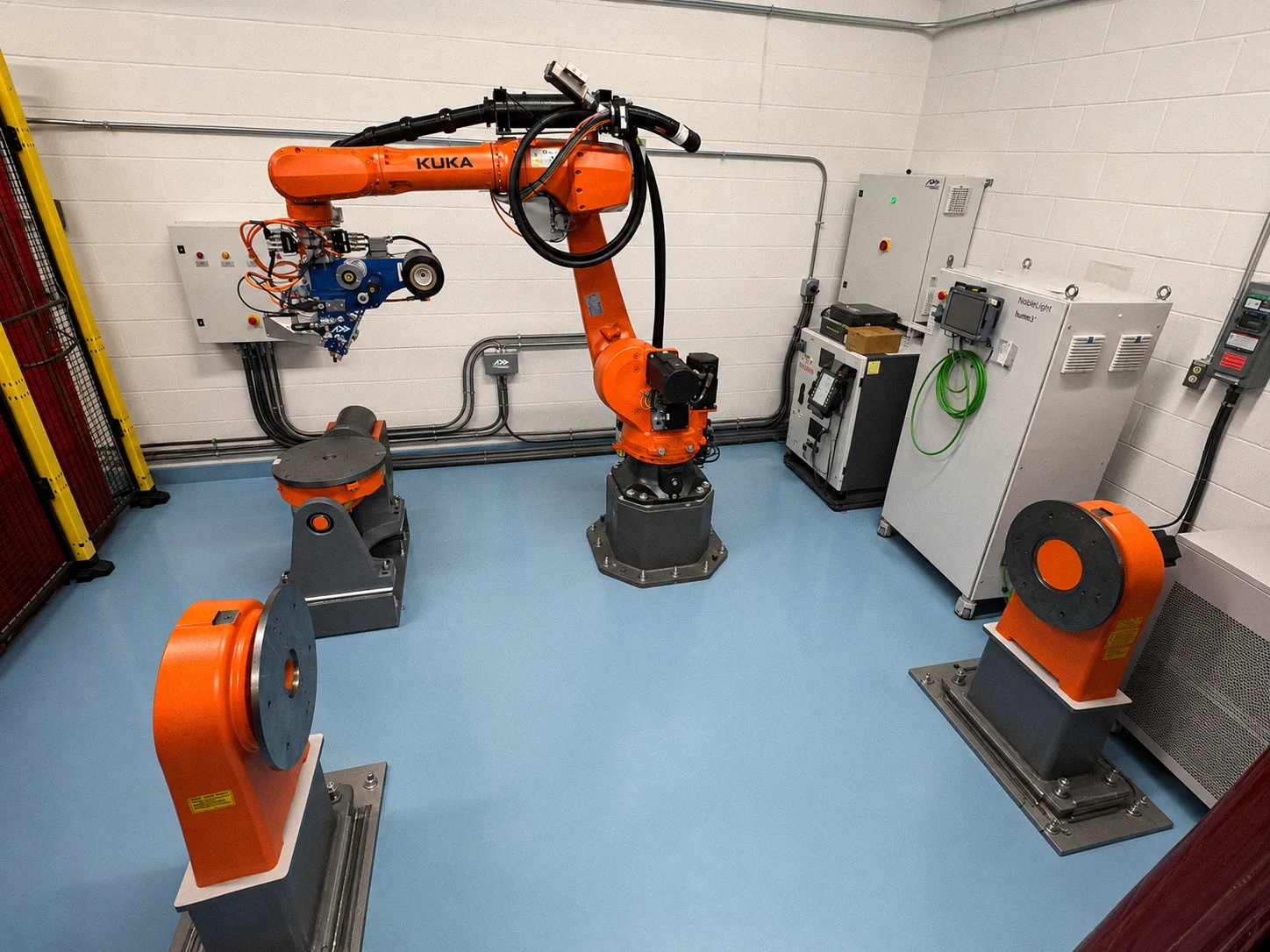 Complete AddCell with KUKA robot, three external positioners, heating, controls and safety integration