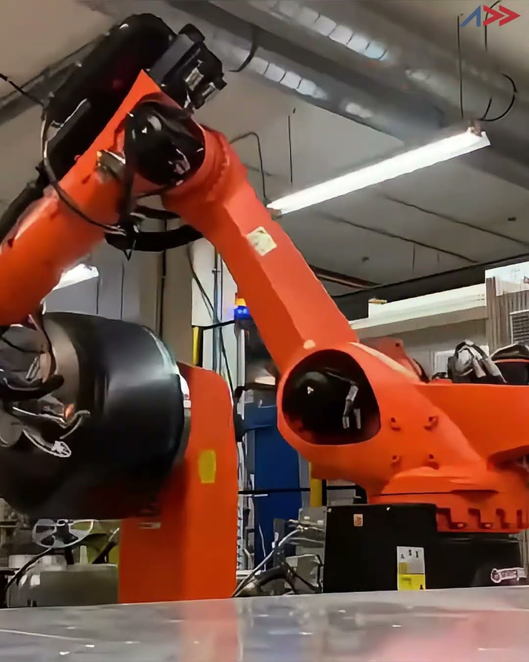 Industrial robot and AFP-XS manufacturing a Type V hydrogen tank